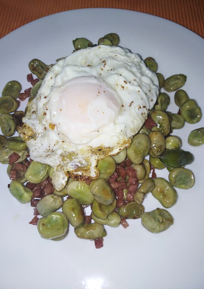 Una foto de Habas con jamón y huevo