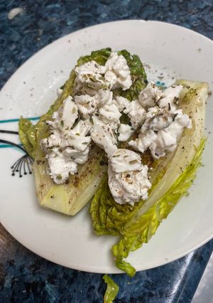 Una foto de Cogollos a la plancha con queso de cabra