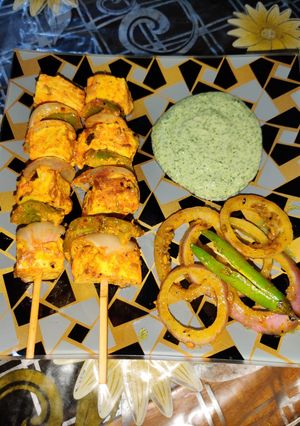 A picture of Achari paneer tikka with achari onion rings.