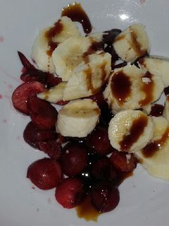 Una foto de Macedonia de plátano y cereza