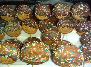 Una foto de Cake pops de galletitas