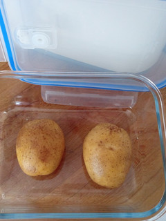 Una foto de Cocer patatas en el microondas