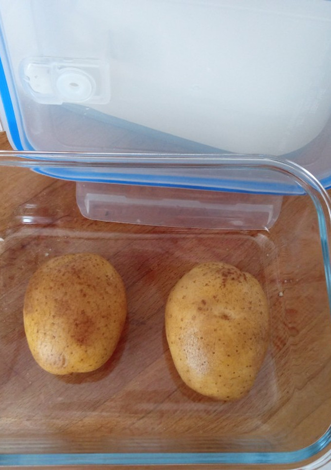 Una foto de Cocer patatas en el microondas