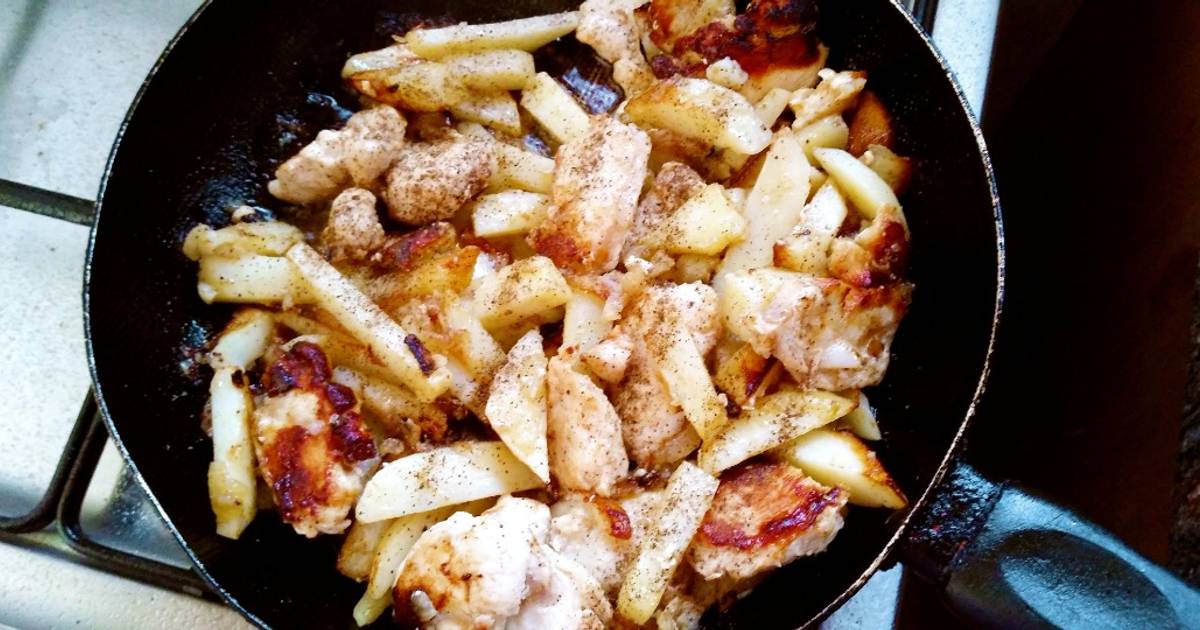 Жаркое курица с картошкой на сковороде. Филе с картошкой на сковороде. Куриное филе с картошкой на сковороде. Картошка с куриной грудкой. Картошка с куриным филе на сковороде.