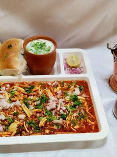 झणझणीत कोल्हापुरी मिसळ पाव प्लॅटर. (zhanzhanit kolhapuri misal pav platter recipe in marathi) रेसिपी चे मुख्य फोटो