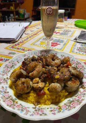 Una foto de Arroz con langostinos 🍤