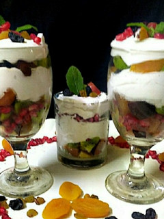 યોગર્ટ ફ્રુટ કોકટેલ(Yogurt fruit cocktail recipe in Gujarati)- રેસીપી મુખ્ય ફોટો