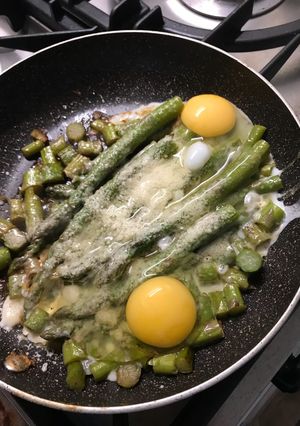 A picture of Asparagus and eggs.