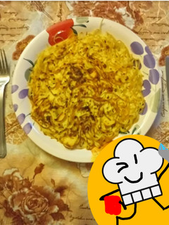 Una foto de Tortilla de tallarines con papas fritas