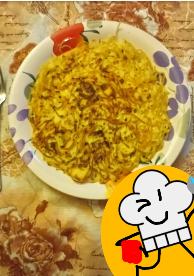 Una foto de Tortilla de tallarines con papas fritas