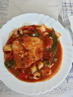 Una foto de Bacalao con tomate y verduras