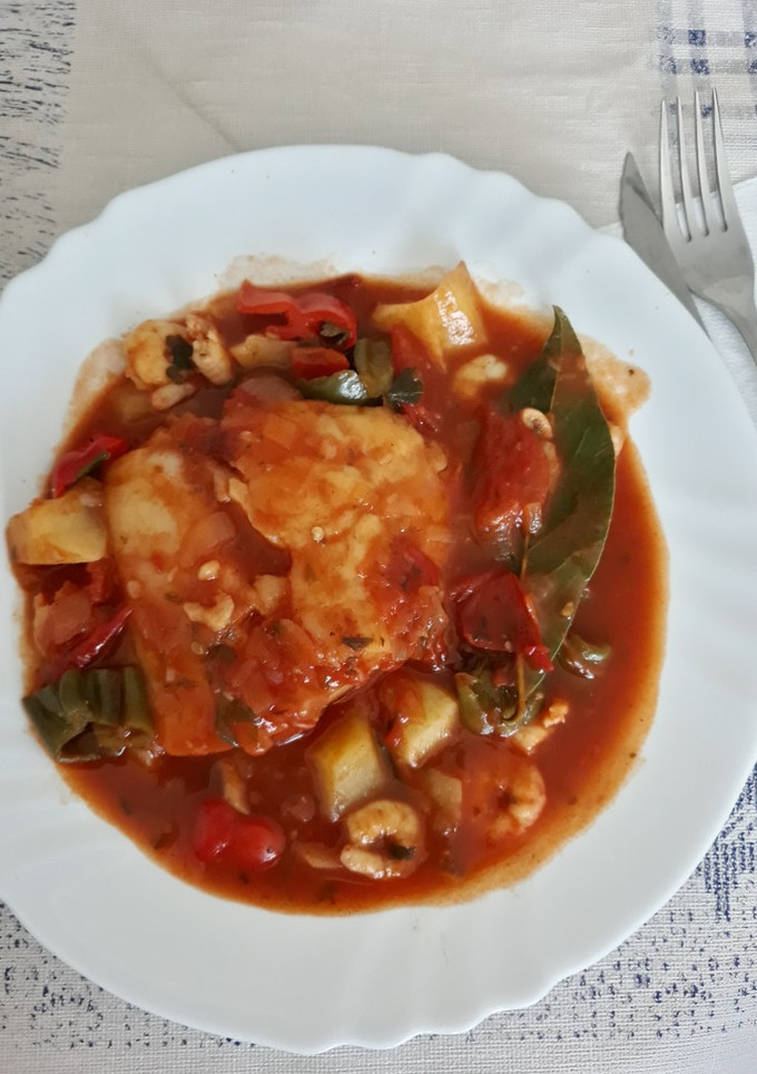 Una foto de Bacalao con tomate y verduras