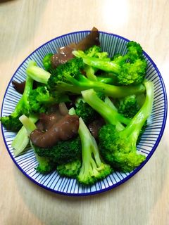 蒜香黑木耳花椰菜 的食譜成品照片