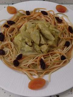 Una foto de Espaguetis y alcachofas salteadas con crema de espárragos