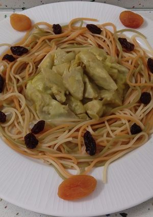 Foto principal de Espaguetis y alcachofas salteadas con crema de espárragos