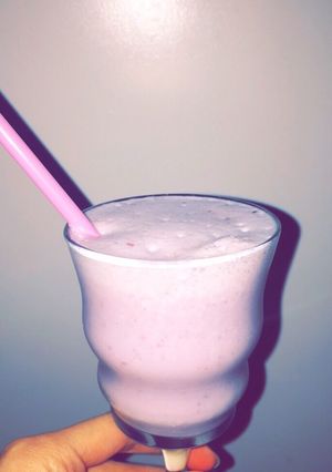صورة لوصفة سموثي الفراولة والزبادي اليوناني 🍷🍥
