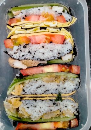 Hình của món Cơm cuộn rong biển kiểu mới topping vetula.