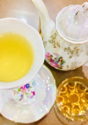 Hình của món Vào bếp cùng con: Trà xanh gói hoa lá sen tươi với mật ong.