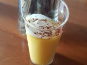 Una foto de postre chileno flan