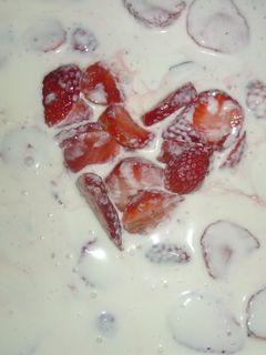 Una foto de Gelatina de fresas con crema