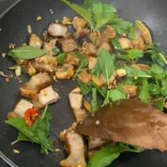 Stir-Fried Crispy Pork With Basil-レシピのメイン写真