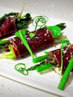 Una foto de Saquitos de carpaccio y espárragos verdes