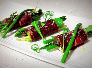 Foto principal de Saquitos de carpaccio y espárragos verdes