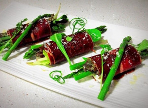 Foto principal de Saquitos de carpaccio y espárragos verdes