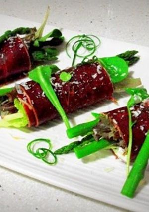 Una foto de Saquitos de carpaccio y espárragos verdes
