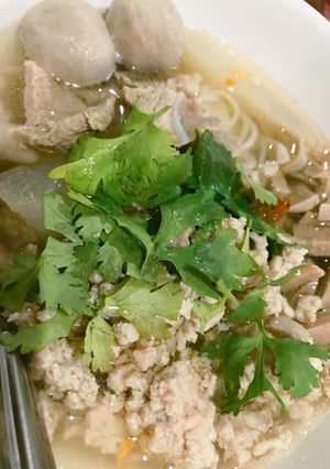 รูปของ ก๋วยจั๊บญวณ 🐛น้อย“ความอยากไม่เคยปราณีผู้ใดไม่”ตามสูตร ทานได้ 3-4 คนเจ้าค่ะ