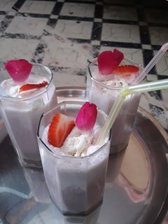 स्ट्रॉबेरी मिल्क शेक (strawberry milkshake recipe in Hindi) रेसिपी मुख्य फोटो