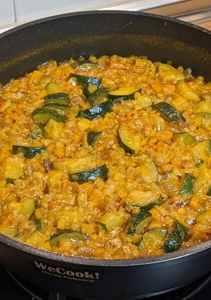 Una foto de Lentejas peladas con calabacín y especias Ras el Hanout