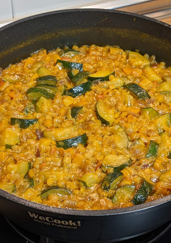 Una foto de Lentejas peladas con calabacín y especias Ras el Hanout