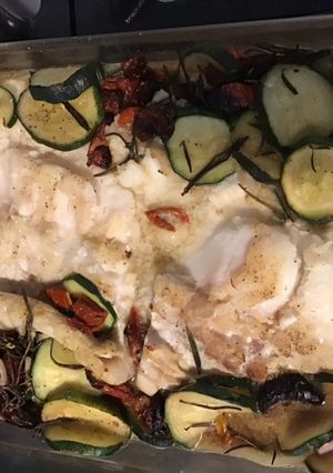 Une photo de Dos de julienne aux courgettes,romarin,oignons et tomates séchées