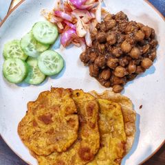 A picture of Chole and dal ke poori.