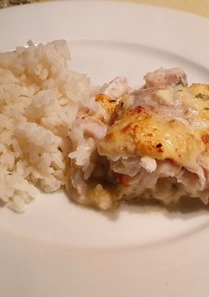 Una foto de Merluza al roquefort con arroz blanco