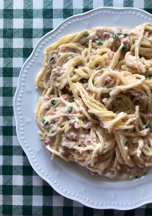 Sajtkrémes tészta baconnel és snidlinggel recept fotója