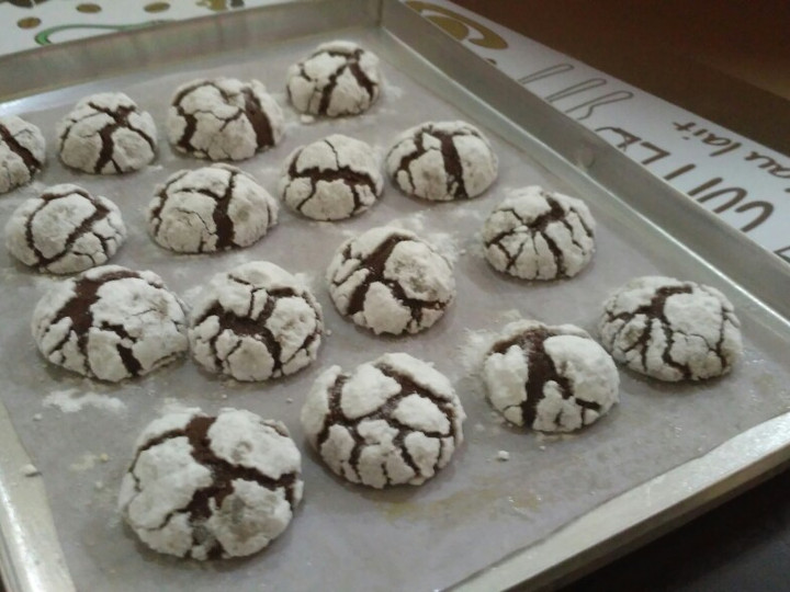 Cara Gampang Menyiapkan Chocolate Crinkle Cookies yang Enak