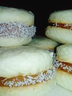 Una foto de Alfajores de maicena con aceite, riquísimos!!