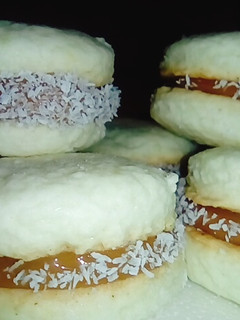Una foto de Alfajores de maicena con aceite, riquísimos!!