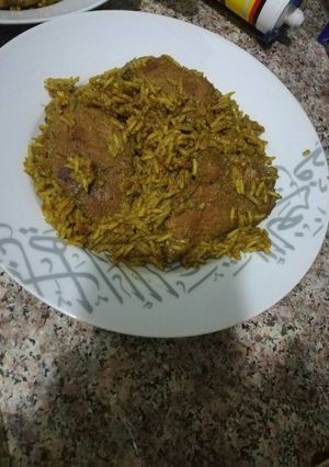 صورة لوصفة كبسة باللحم مع صلصة الدقوس