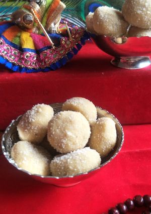 मथुरा पेढा (mathura pedha recipe in marathi) रेसिपी चे मुख्य फोटो 