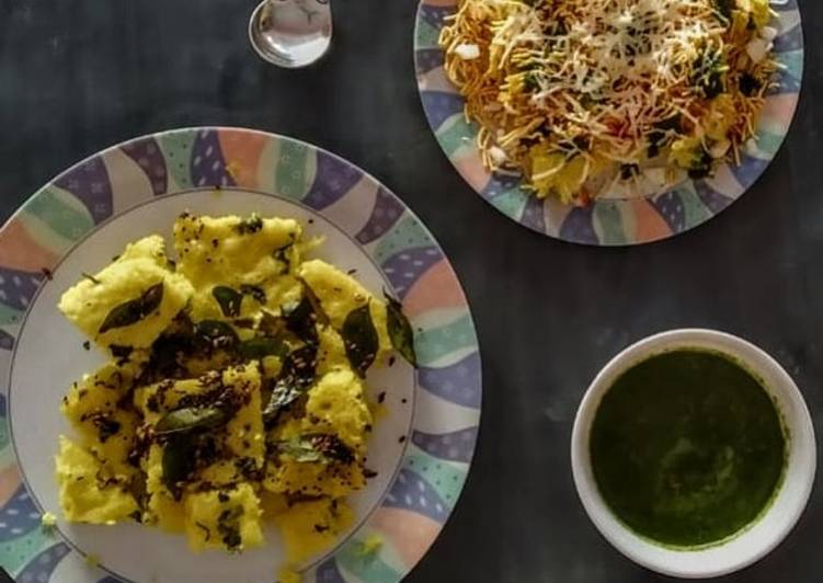 Easiest Way to Prepare Homemade Gujarati dhokla, cheese Surti locho with green chutney