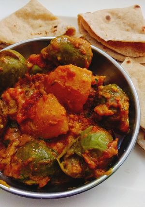 भरवा बैंगन आलू (Bharwan Baingan Aloo Recipe in Hindi) रेसिपी मुख्य फोटो