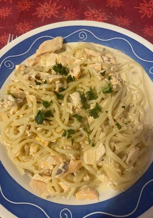 Una foto de Fideos con salsa de crema y salmón 🐟🍝