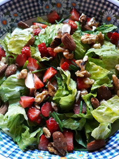 Una foto de Ensalada con fresas y frutos secos
