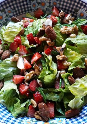 Una foto de Ensalada con fresas y frutos secos