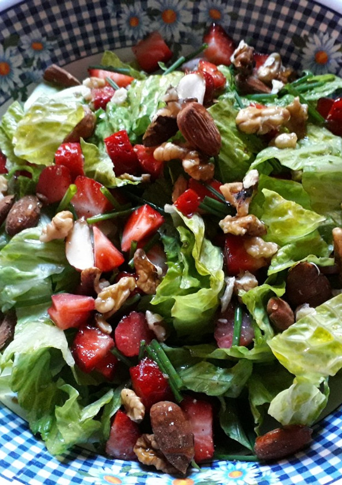 Una foto de Ensalada con fresas y frutos secos