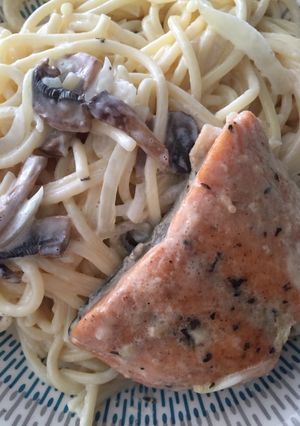 Una foto de Pasta con salmón