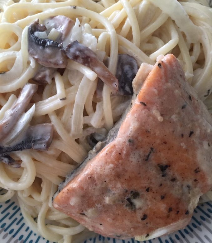 Una foto de Pasta con salmón